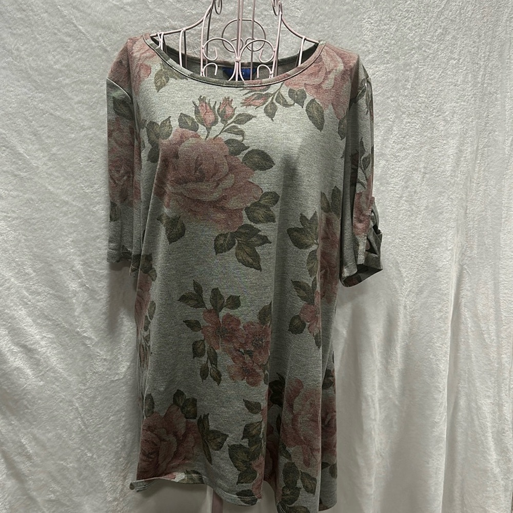 APT 9 Top Grey Pink Roses
